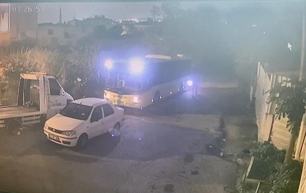 Sürücü N.A., 17.Kasım Pazar günü saat 22.40 sıralarında Kağıthane Otobüs garajına park ettiği İETT otobüsünü, sabah yerinde bulamadı ve durumu polise bildirdi.