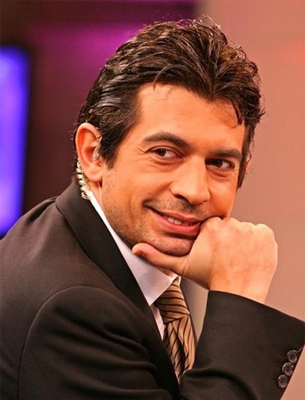 Şov dünyasının efsane ismi Okan Bayülgen yalnızca sivri dili ve dobra açıklamalarıyla bambaşka bir seviyeye taşıdığı kariyeri değil, özel hayatıyla sık sık gündemimize oturan isimlerden oldu hep!